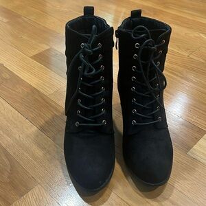 Journee collection women’s black lace up block heel boots size 8.5